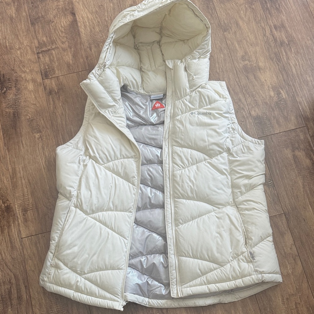 Columbia Women's Puffer Vest in Light Cream